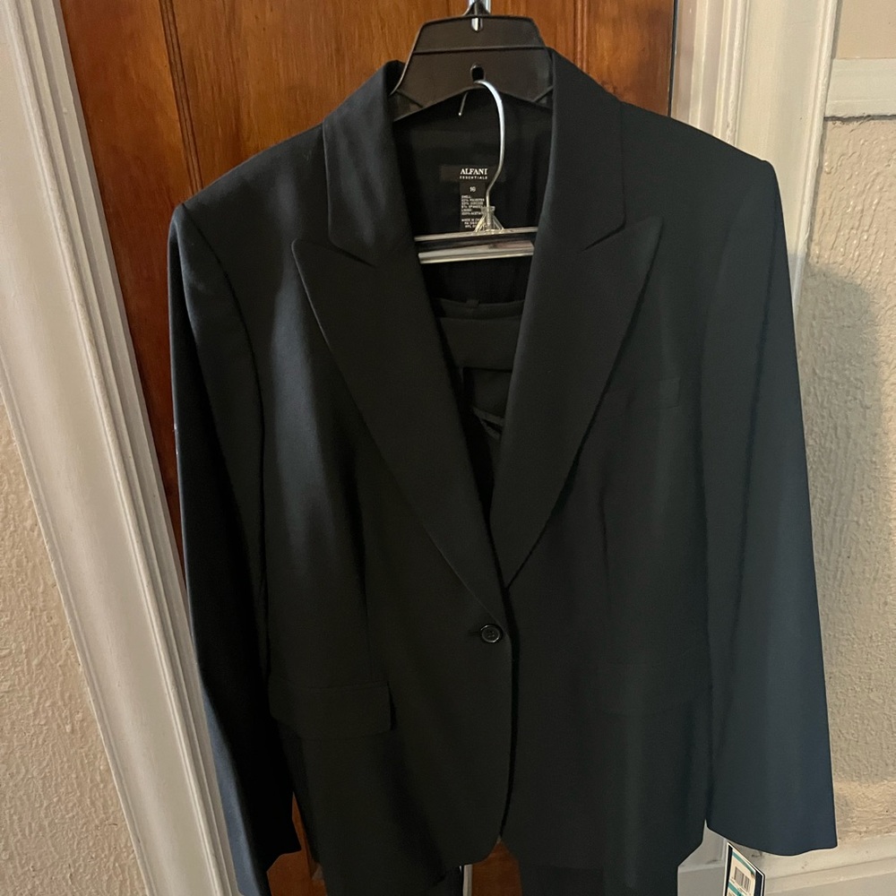 Ladies Black 2 piece pant suit.